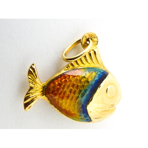 679 - An 18ct gold pendant / charm formed as a fish with enamel detail. Approx. 3/4