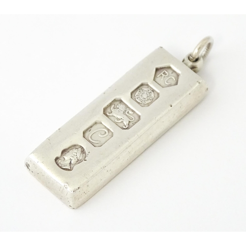 688 - A silver ingot hallmarked Sheffield 1977 with silver jubilee mark, maker Carrs of Sheffield. Approx.... 