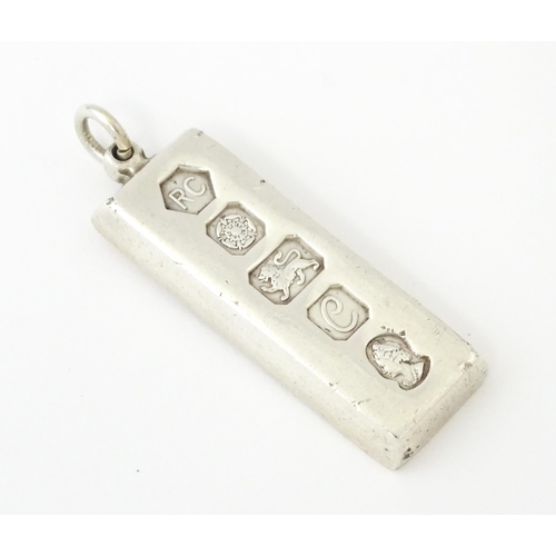 688 - A silver ingot hallmarked Sheffield 1977 with silver jubilee mark, maker Carrs of Sheffield. Approx.... 