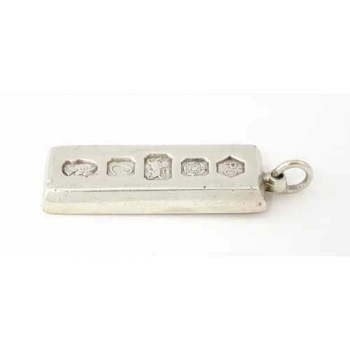 688 - A silver ingot hallmarked Sheffield 1977 with silver jubilee mark, maker Carrs of Sheffield. Approx.... 