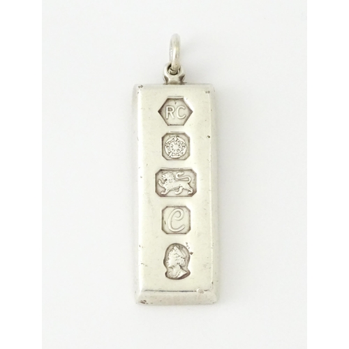 688 - A silver ingot hallmarked Sheffield 1977 with silver jubilee mark, maker Carrs of Sheffield. Approx.... 