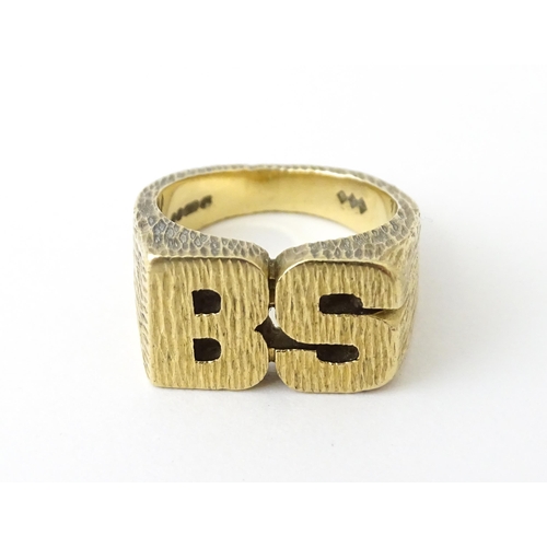 726 - A 9ct gold ring formed as the initials 'BS'. Ring size approx. N 1/2  (14g)