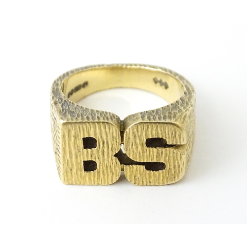 726 - A 9ct gold ring formed as the initials 'BS'. Ring size approx. N 1/2  (14g)