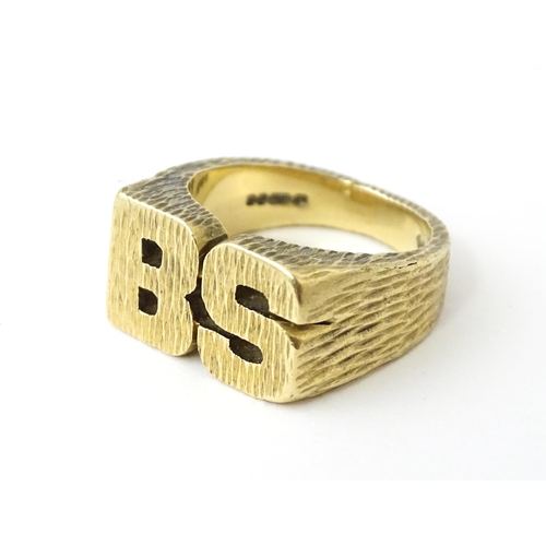 726 - A 9ct gold ring formed as the initials 'BS'. Ring size approx. N 1/2  (14g)