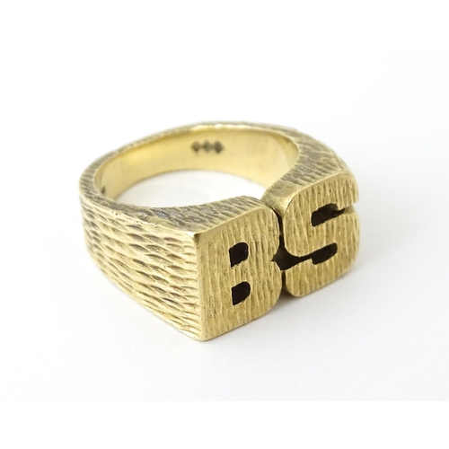 726 - A 9ct gold ring formed as the initials 'BS'. Ring size approx. N 1/2  (14g)