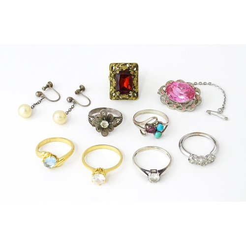 729 - A quantity of assorted jewellery to include rings, brooch, etc.