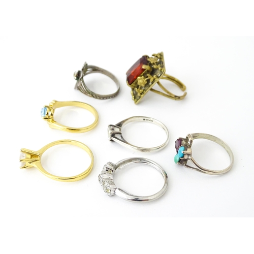 729 - A quantity of assorted jewellery to include rings, brooch, etc.