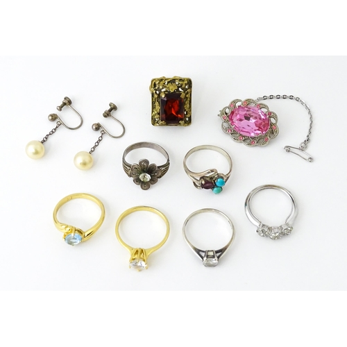 729 - A quantity of assorted jewellery to include rings, brooch, etc.