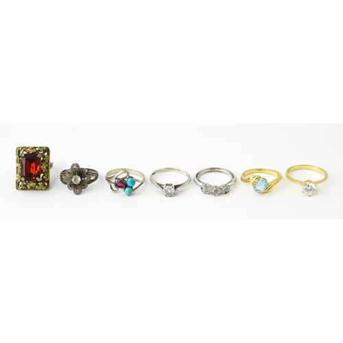 729 - A quantity of assorted jewellery to include rings, brooch, etc.