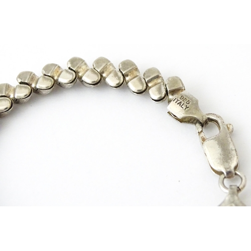 734 - An Italian .925 silver bracelet approx. 7 3/4