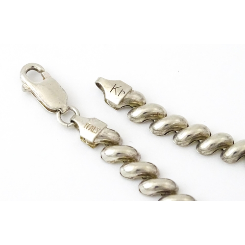 734 - An Italian .925 silver bracelet approx. 7 3/4