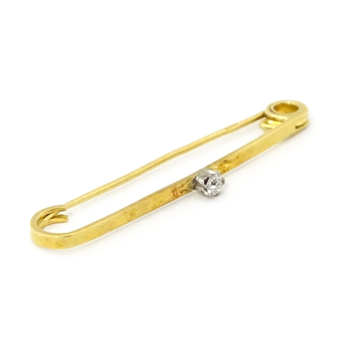 748 - An 18ct gold bar brooch set with diamond. Approx. 1 1/2