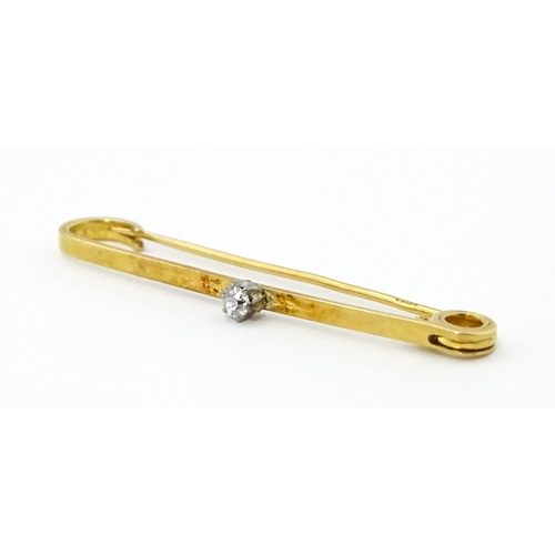 748 - An 18ct gold bar brooch set with diamond. Approx. 1 1/2