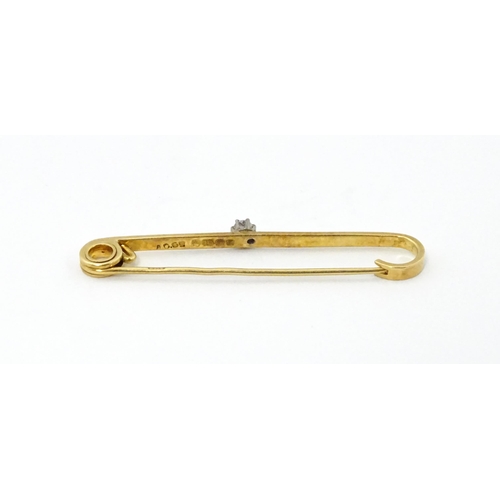 748 - An 18ct gold bar brooch set with diamond. Approx. 1 1/2