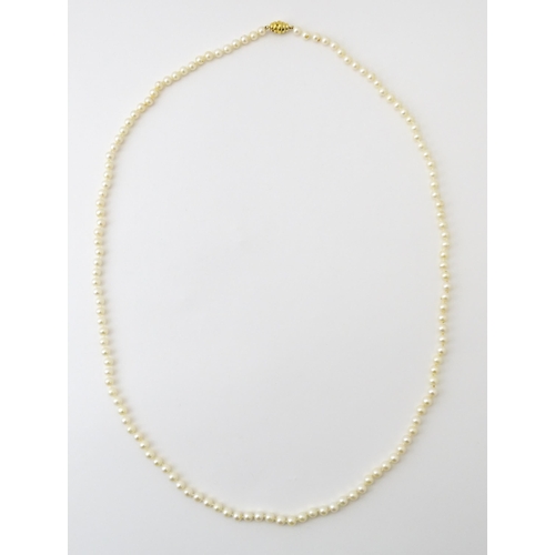 761 - A long pearl necklace. Approx. 35