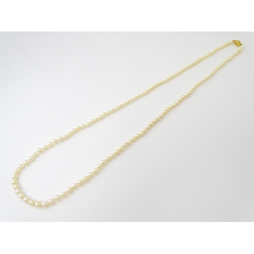 761 - A long pearl necklace. Approx. 35