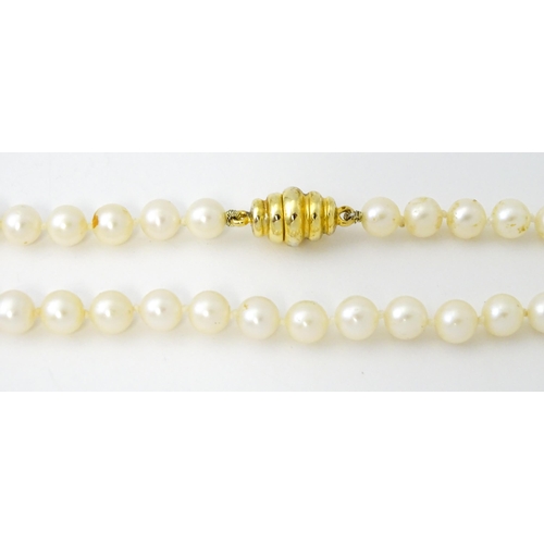 761 - A long pearl necklace. Approx. 35