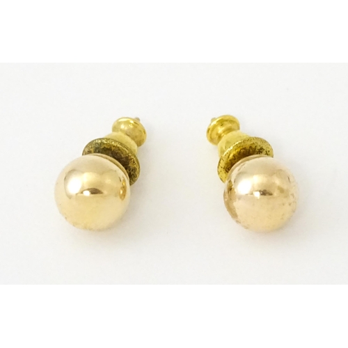 762 - A pair of 9ct gold stud earrings