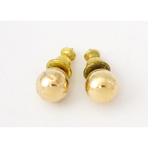 762 - A pair of 9ct gold stud earrings