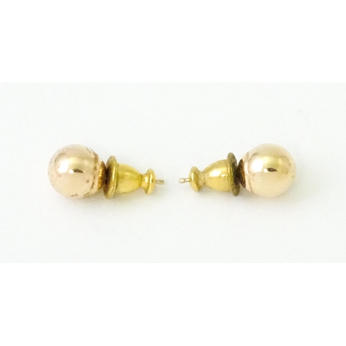 762 - A pair of 9ct gold stud earrings