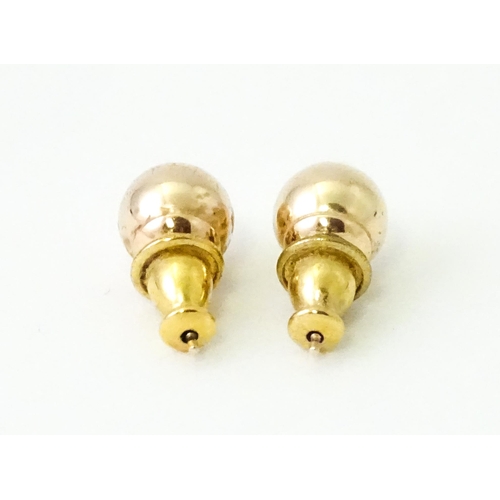 762 - A pair of 9ct gold stud earrings