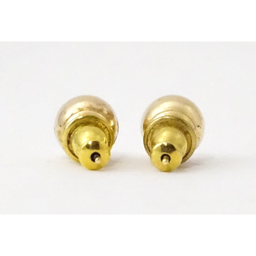 762 - A pair of 9ct gold stud earrings