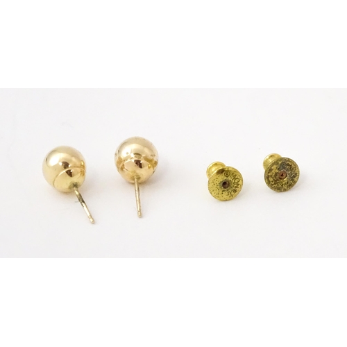 762 - A pair of 9ct gold stud earrings