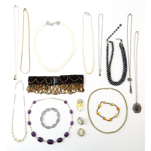 770 - A quantity of assorted costume jewellery to include beads, necklaces, etc.