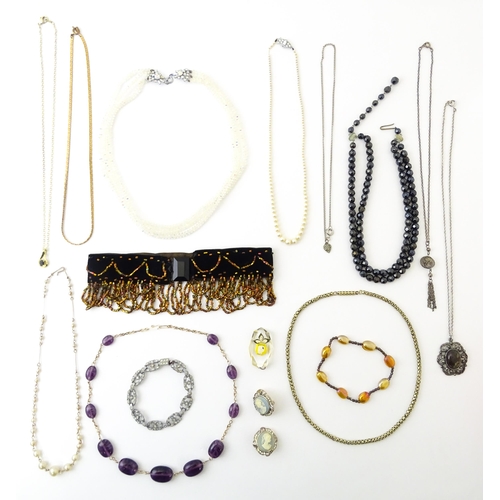 770 - A quantity of assorted costume jewellery to include beads, necklaces, etc.