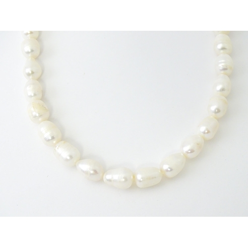 775 - A pearl choker necklace. Approx. 14