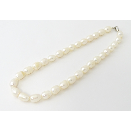 775 - A pearl choker necklace. Approx. 14