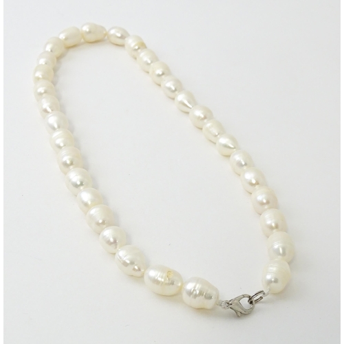 775 - A pearl choker necklace. Approx. 14