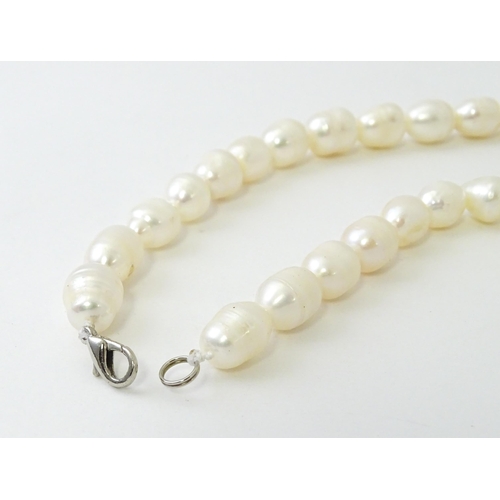 775 - A pearl choker necklace. Approx. 14