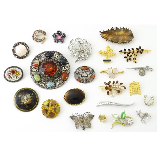 776 - A quantity of assorted vintage brooches to include one formed as a Continental silver butterfly with... 