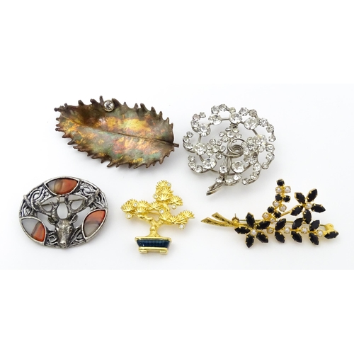 776 - A quantity of assorted vintage brooches to include one formed as a Continental silver butterfly with... 