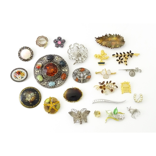 776 - A quantity of assorted vintage brooches to include one formed as a Continental silver butterfly with... 