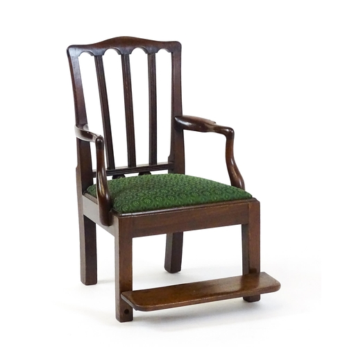 1500 - A late Georgian mahogany child's chair with swept arms and a foot rest. 17