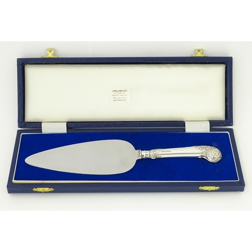 541 - A cased silver handled cake server hallmarked Sheffield 1985, maker J B Chatterley & Sons. Approx. 9... 