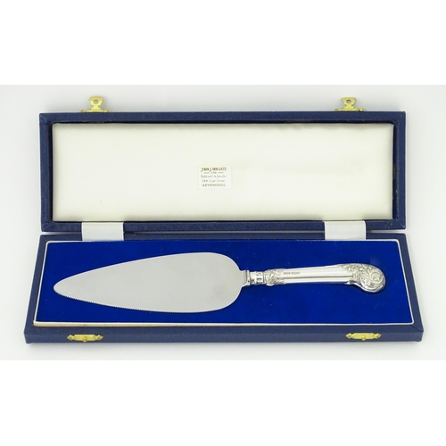 541 - A cased silver handled cake server hallmarked Sheffield 1985, maker J B Chatterley & Sons. Approx. 9... 