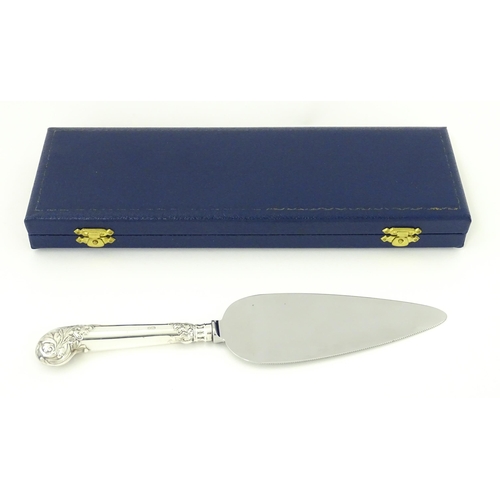 541 - A cased silver handled cake server hallmarked Sheffield 1985, maker J B Chatterley & Sons. Approx. 9... 