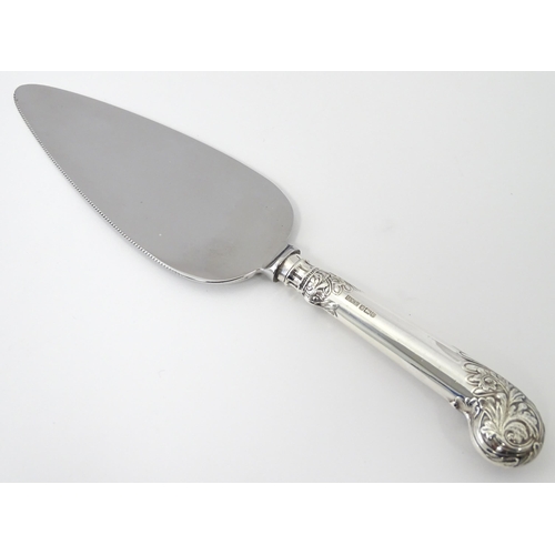 541 - A cased silver handled cake server hallmarked Sheffield 1985, maker J B Chatterley & Sons. Approx. 9... 