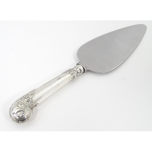 541 - A cased silver handled cake server hallmarked Sheffield 1985, maker J B Chatterley & Sons. Approx. 9... 