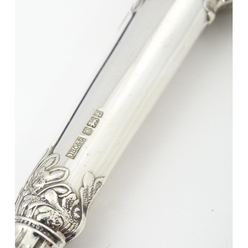 541 - A cased silver handled cake server hallmarked Sheffield 1985, maker J B Chatterley & Sons. Approx. 9... 