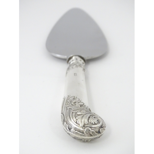 541 - A cased silver handled cake server hallmarked Sheffield 1985, maker J B Chatterley & Sons. Approx. 9... 