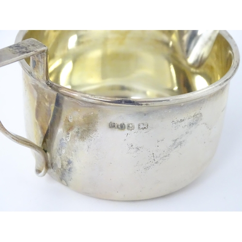 550 - A cased silver sugar bowl and milk jug hallmarked Birmingham 1924, maker George Unite & Sons. Bowl a... 