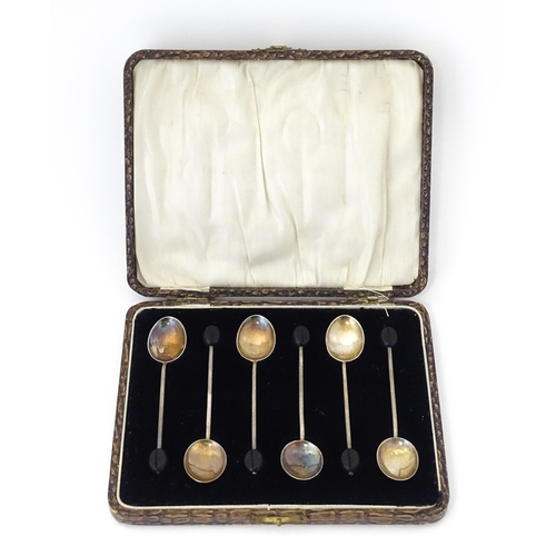 564 - A cased set of six silver coffee spoons with coffee bean finials, hallmarked Birmingham1924, maker W... 