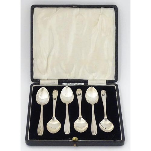 565 - A cased set of six silver teaspoons, hallmarked Sheffield 1937, maker Viner's Ltd. Spoons approx. 4 ... 