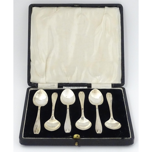 565 - A cased set of six silver teaspoons, hallmarked Sheffield 1937, maker Viner's Ltd. Spoons approx. 4 ... 