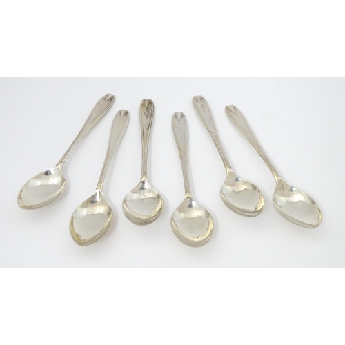 565 - A cased set of six silver teaspoons, hallmarked Sheffield 1937, maker Viner's Ltd. Spoons approx. 4 ... 