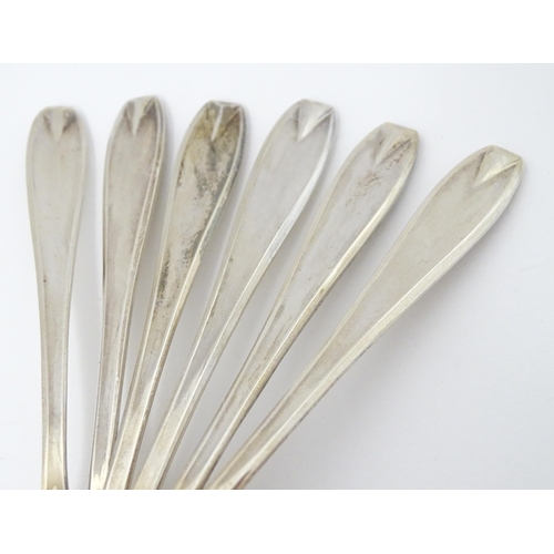 565 - A cased set of six silver teaspoons, hallmarked Sheffield 1937, maker Viner's Ltd. Spoons approx. 4 ... 